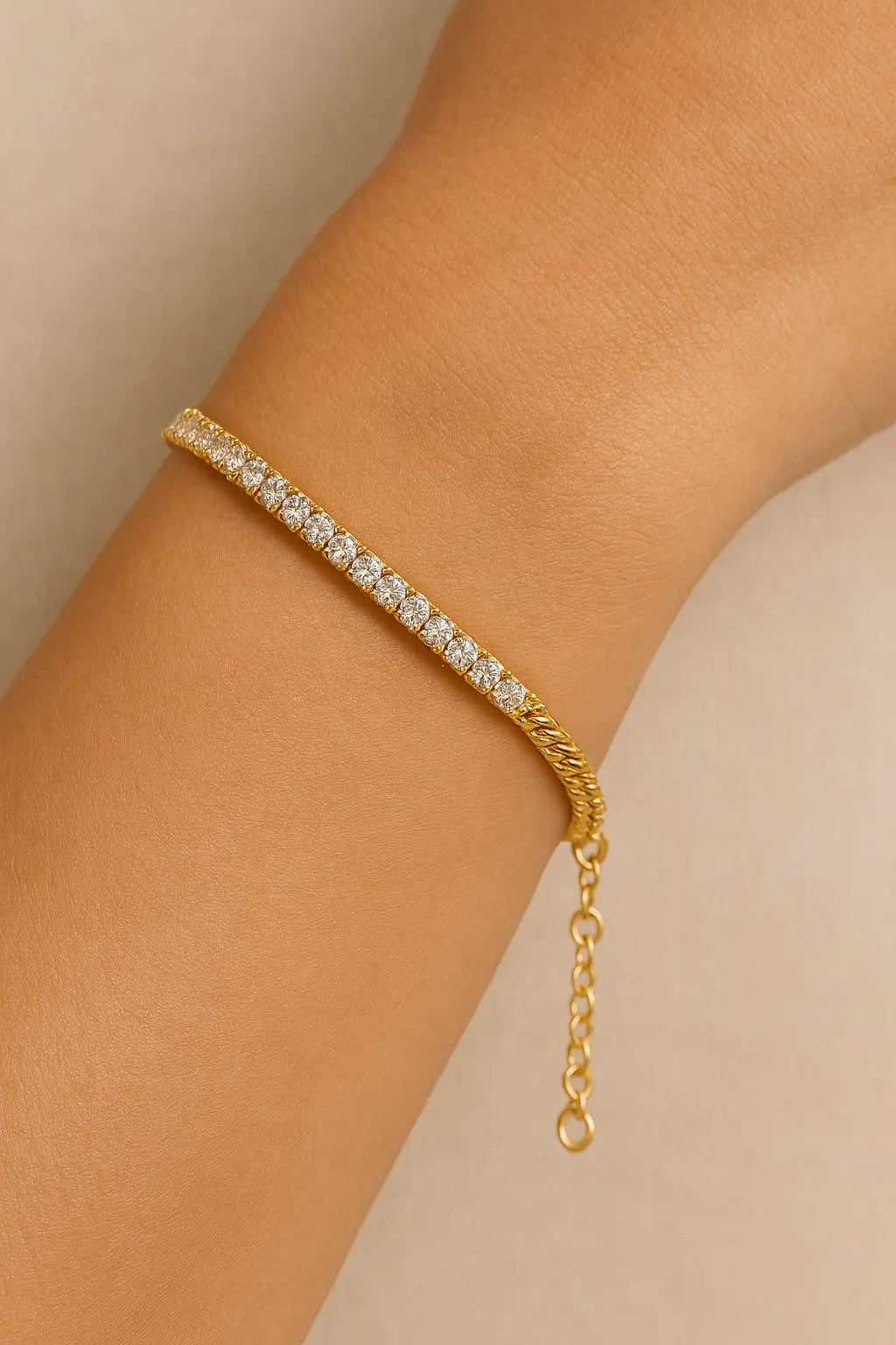 Radiant Twist Bracelet – Gold Chain Sparkle