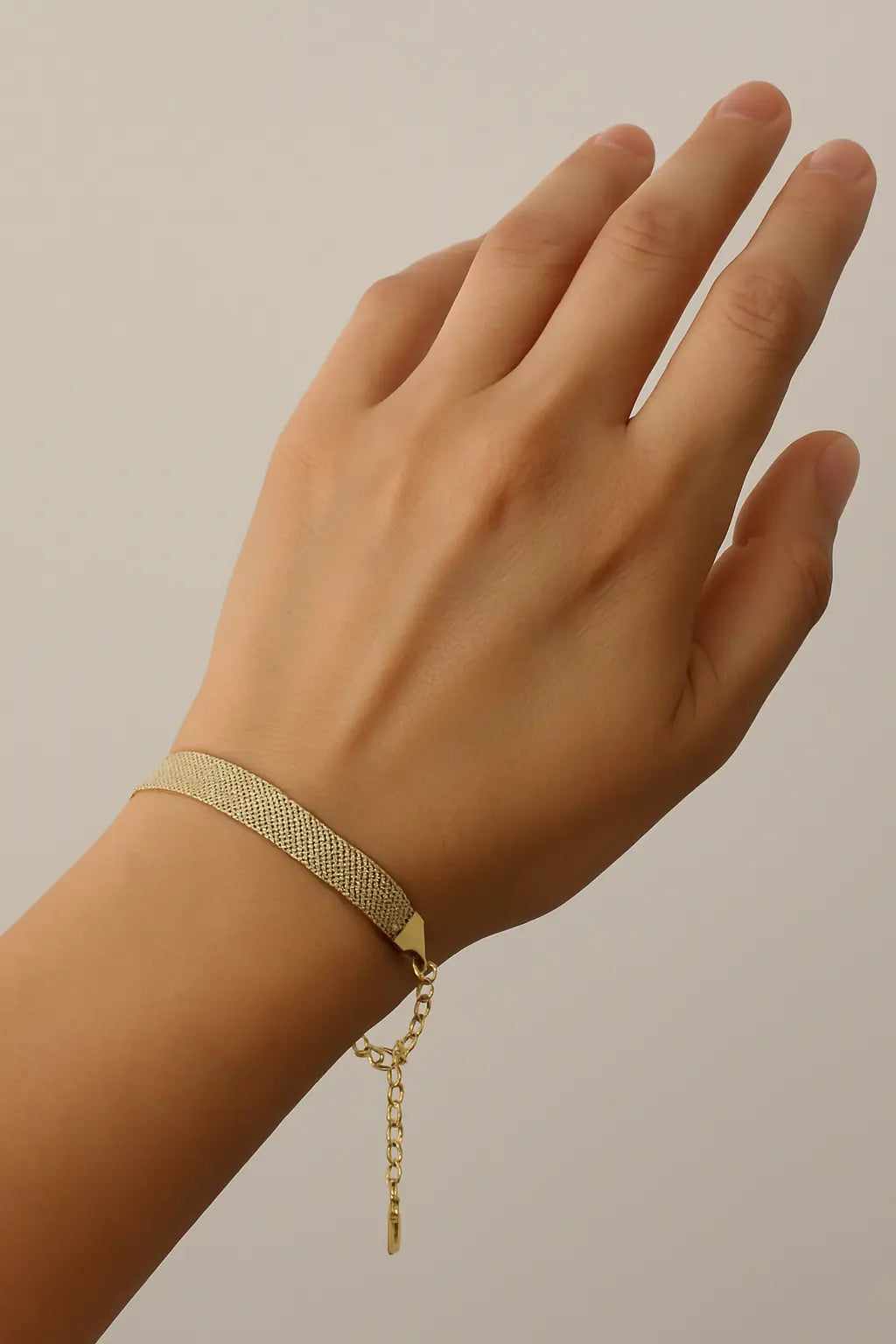 Velvet Mesh Gold Bracelet – Sleek & Sophisticated